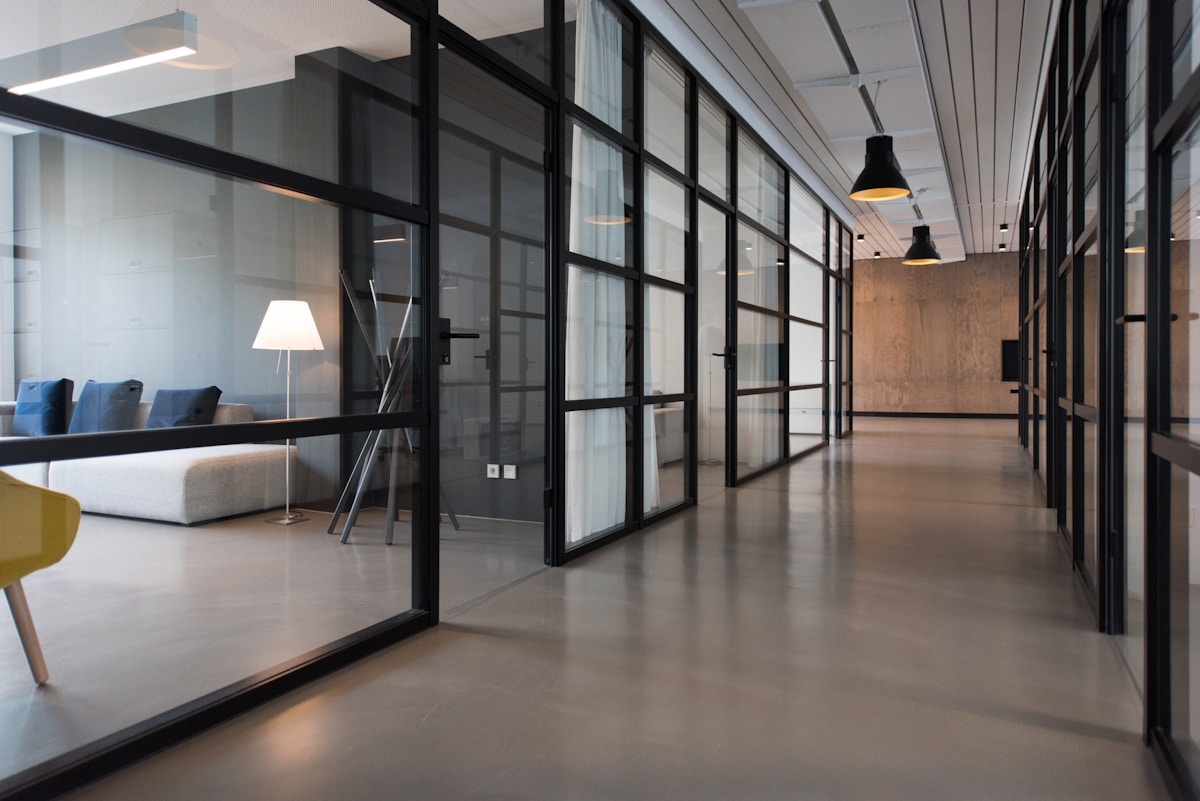 Interno di uno studio professionale con pareti vetrate